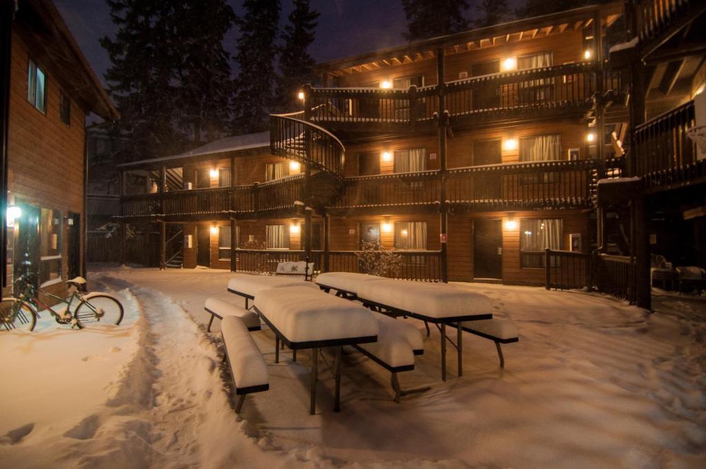 Banff International Hostel Exterior photo