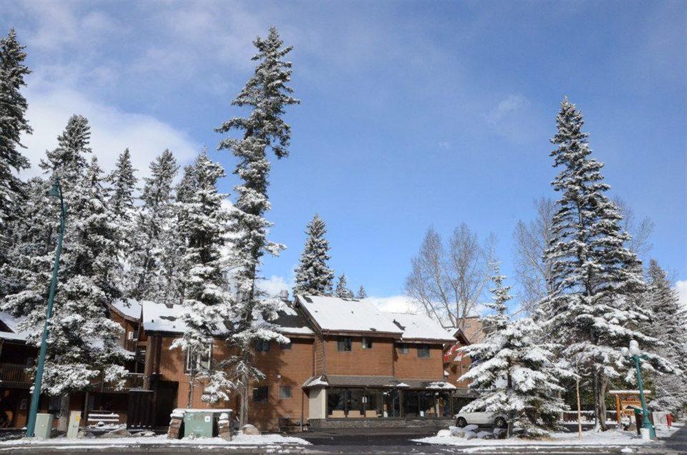 Banff International Hostel Exterior photo