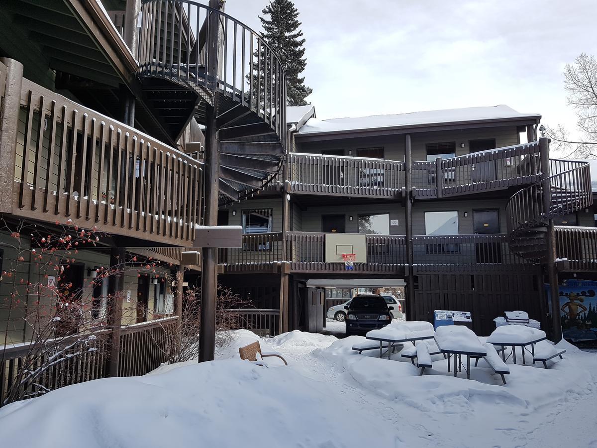 Banff International Hostel Exterior photo