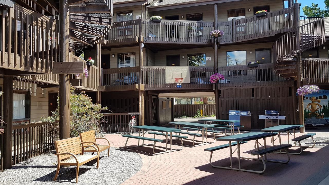 Banff International Hostel Exterior photo